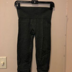 BARELY WORN LULULEMON ARMY GREEN CROPPED YOGA PANT